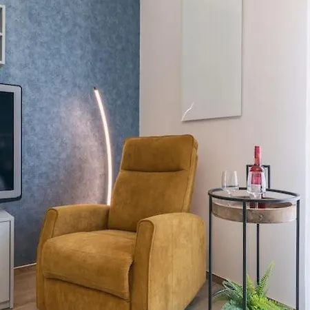 Castle Charm Apartment/ Ac 아파트 *